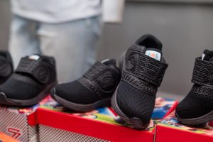 WhatsApp-Image-2026-04-15-at-11.16.57-300x200 PREFEITURA DE CURRAIS NOVOS INICIA ENTREGA DE FARDAMENTO ESCOLAR PARA ALUNOS DA REDE MUNICIPAL DE ENSINO