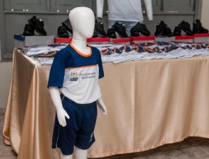 WhatsApp-Image-2026-04-15-at-11.26.23-300x228 PREFEITURA DE CURRAIS NOVOS INICIA ENTREGA DE FARDAMENTO ESCOLAR PARA ALUNOS DA REDE MUNICIPAL DE ENSINO