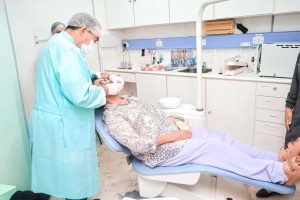 Iniciativa da Secretaria Municipal de Saúde oferece próteses dentárias e acompanhamento especializado no Contêiner da Saúde instalado na Feira Livre