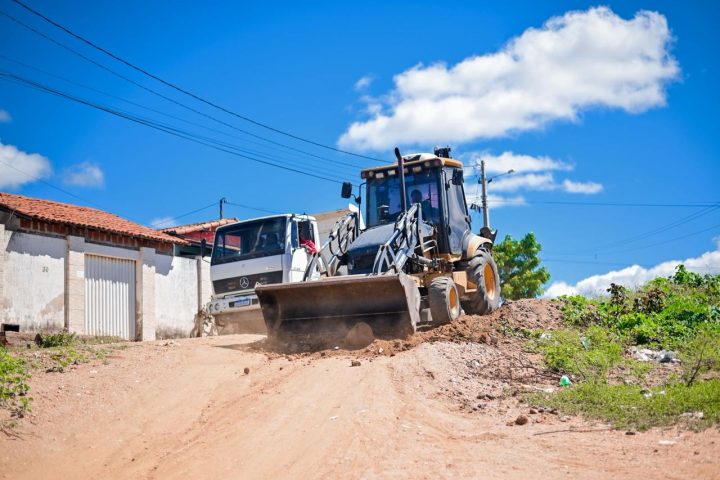 PREFEITURA DE CURRAIS NOVOS INICIA PAVIMENTAÇÃO DE CINCO RUAS NO BAIRRO SÍLVIO BEZERRA DE MELO