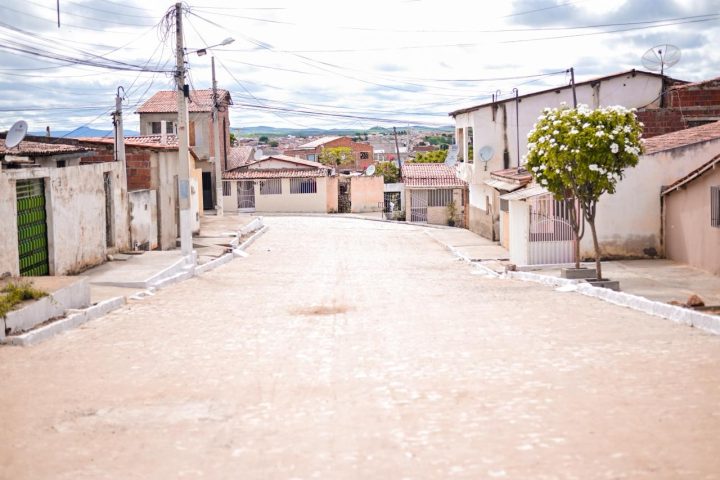 PREFEITURA DE CURRAIS NOVOS ENTREGA PAVIMENTAÇÃO DE DUAS RUAS NO BAIRRO DR. JOSÉ DANTAS DE ARAÚJO
