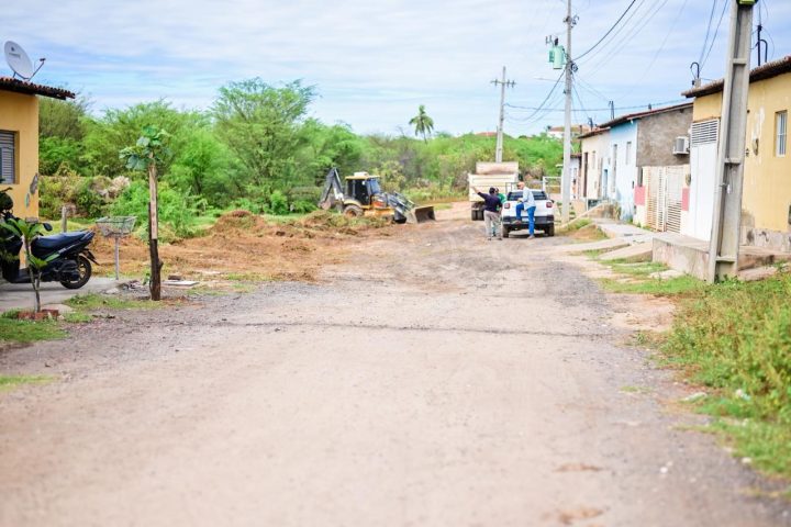 PREFEITURA DE CURRAIS NOVOS INICIA PAVIMENTAÇÃO DE TRÊS RUAS NO BAIRRO RADIR PEREIRA