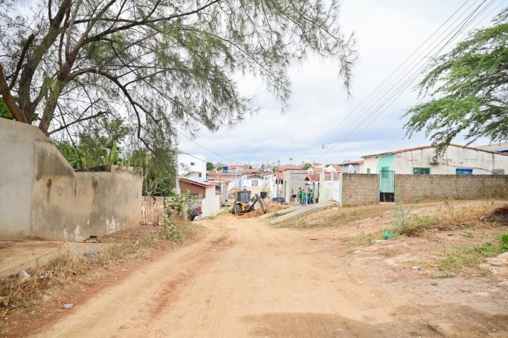 PREFEITURA INICIA PAVIMENTAÇÃO DA RUA FRANCISCO OTACÍLIO E PARQUE DOURADO SE APROXIMA DE 100% DAS RUAS PAVIMENTADAS