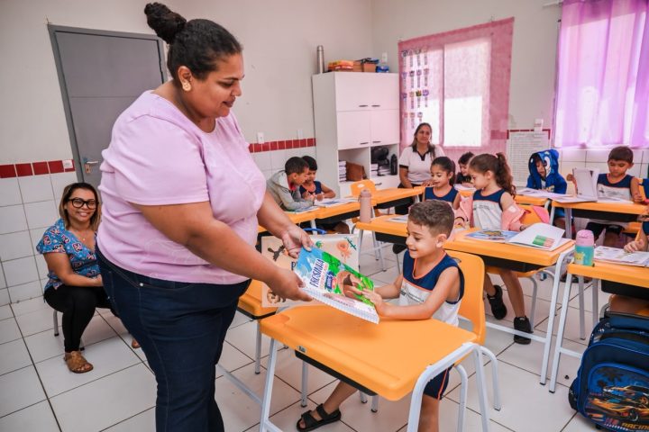 REDE MUNICIPAL DE CURRAIS NOVOS INICIA SEGUNDO SEMESTRE LETIVO COM ACOLHIMENTO E ENTREGA DE MATERIAL DIDÁTICO
