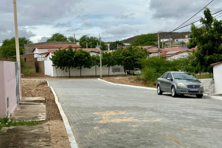PREFEITURA DE CURRAIS NOVOS ENTREGA PAVIMENTAÇÃO DE MAIS DUAS RUAS NO BAIRRO PAIZINHO MARIA