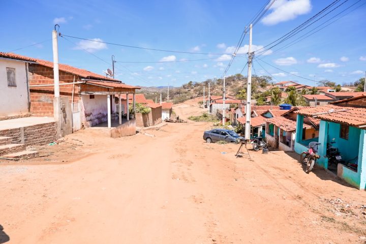 PREFEITURA DE CURRAIS NOVOS INICIA PAVIMENTAÇÃO DE TRÊS RUAS NO DISTRITO DA CRUZ