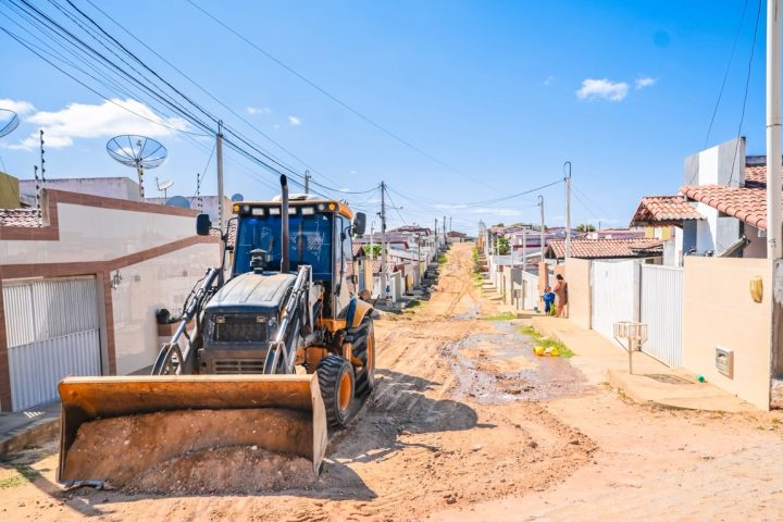 PREFEITURA INICIA PAVIMENTAÇÃO DA RUA JOSÉ LUCIANO NETO NO BAIRRO RADIR PEREIRA E BENEFICIA MAIS DE 50 FAMÍLIAS